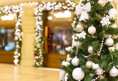 Alışveriş merkezinde Noel ağacı süslemesi
