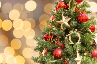 Alışveriş merkezinde Noel ağacı süslemesi