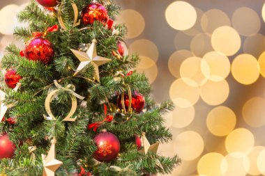 Alışveriş merkezinde Noel ağacı süslemesi