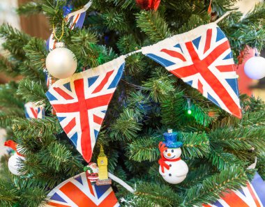 İngiliz bayrağı ile Noel ağacı süsle