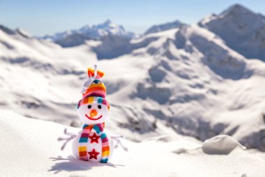 dağlarda mutlu kardan adam