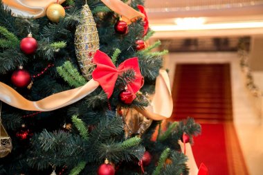 merdiven ve arka plan üzerinde kırmızı halı ile Noel ağacı