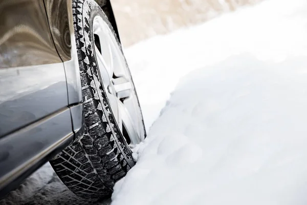 Suv Auto Rijden Winter Met Veel Sneeuw Onderweg Bos — Stockfoto