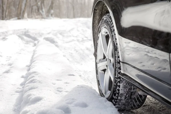 Conduite Suv Voiture Hiver Sur Route Forestière Avec Beaucoup Neige — Photo