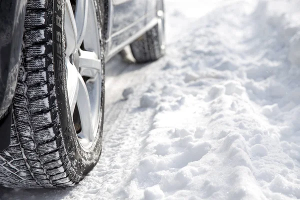 Condução Carro Suv Inverno Estrada Floresta Com Muita Neve — Fotografia de Stock