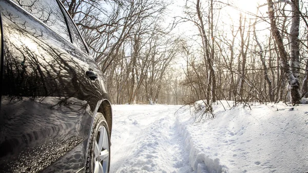冬に多くの雪の林道に Suv 車の運転 — ストック写真
