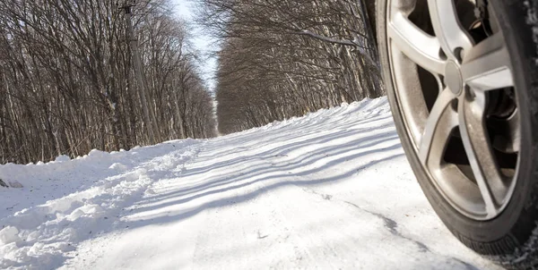 Вождение Внедорожника Зимой Лесной Дороге Большим Количеством Снега — стоковое фото