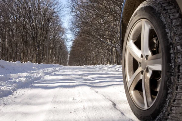 Driving Suv Car Winter Forest Road Much Snow — Stock Photo, Image