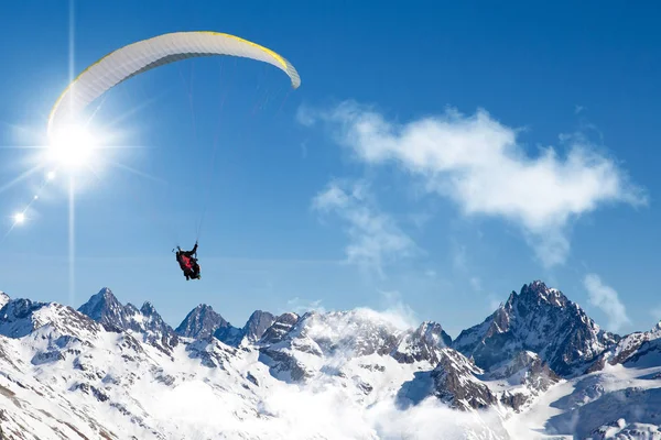 Parapente Dans Les Montagnes Haut Dans Ciel Bleu — Photo