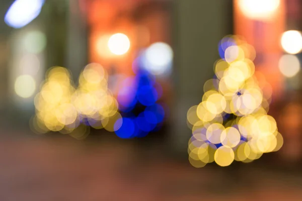 ボケ味を持つ通りぼやけて背景にクリスマス ツリー — ストック写真