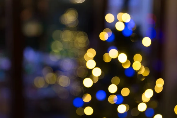 ボケ味を持つ通りぼやけて背景にクリスマス ツリー — ストック写真