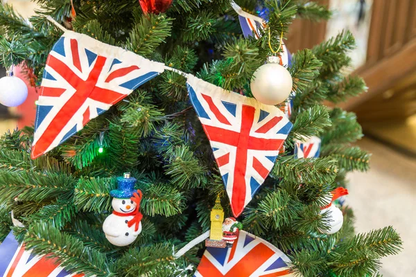 英国の旗が付いているクリスマス ツリー装飾 — ストック写真