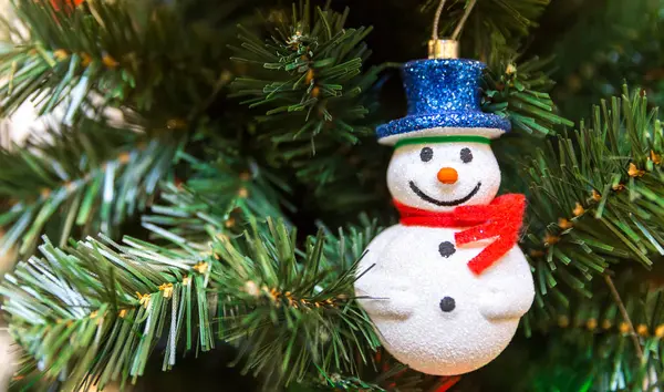 雪だるまとクリスマス ツリーの装飾 — ストック写真