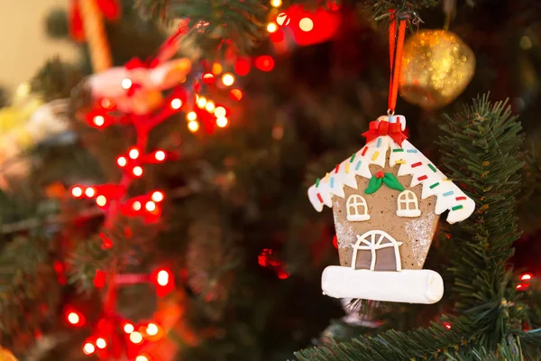 Gingerbread Ile Noel Ağacı Süsle — Stok fotoğraf