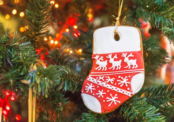 ビスケットが付いているクリスマス ツリー装飾 — ストック写真