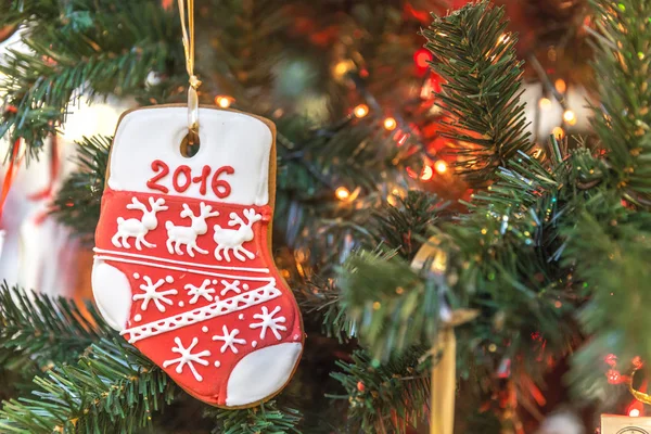 ビスケットが付いているクリスマス ツリー装飾 — ストック写真