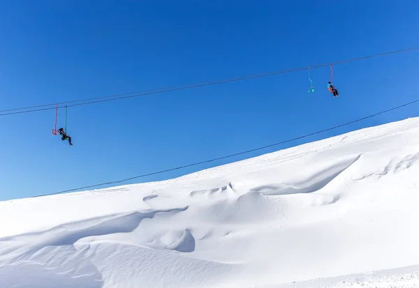 在俄罗斯山高的滑雪场的滑雪缆车 — 图库照片