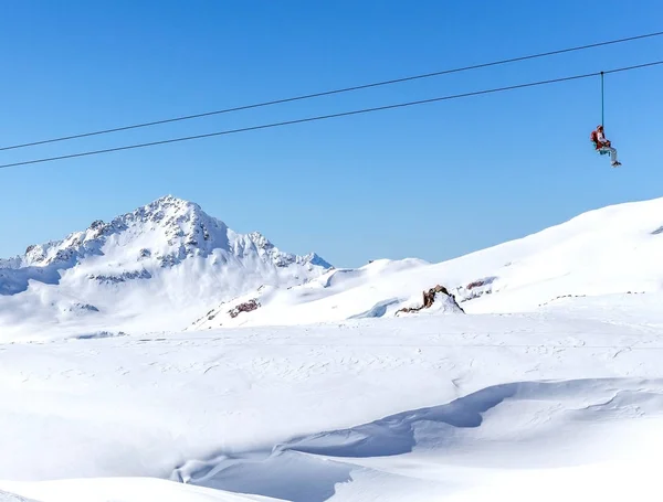 在俄罗斯山高的滑雪场的滑雪缆车 — 图库照片
