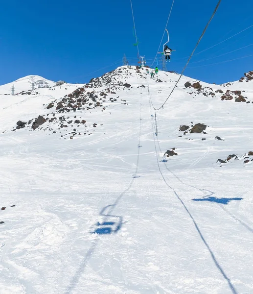 在俄罗斯山高的滑雪场的滑雪缆车 — 图库照片