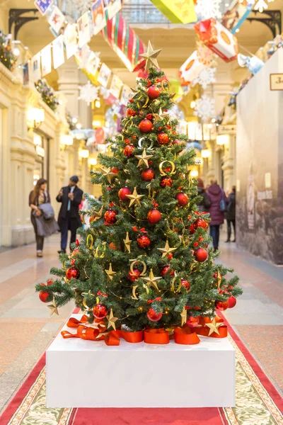 ショッピングモールでのクリスマスツリーの装飾 — ストック写真