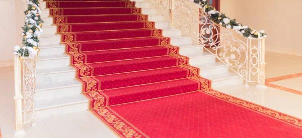 Tapis Rouge Classique Sur Escalier Marbre — Photo