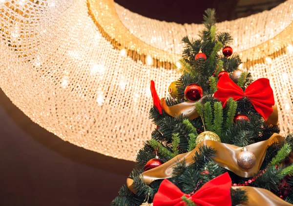 Tall Christmas Tree Chandelier Ceiling — Stock Photo, Image