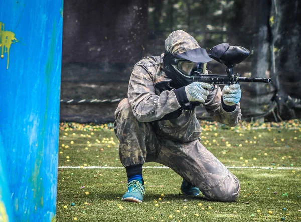 Paintball Sportspelare Skyddande Uniform Och Mask Leka Med Pistol Utomhus — Stockfoto