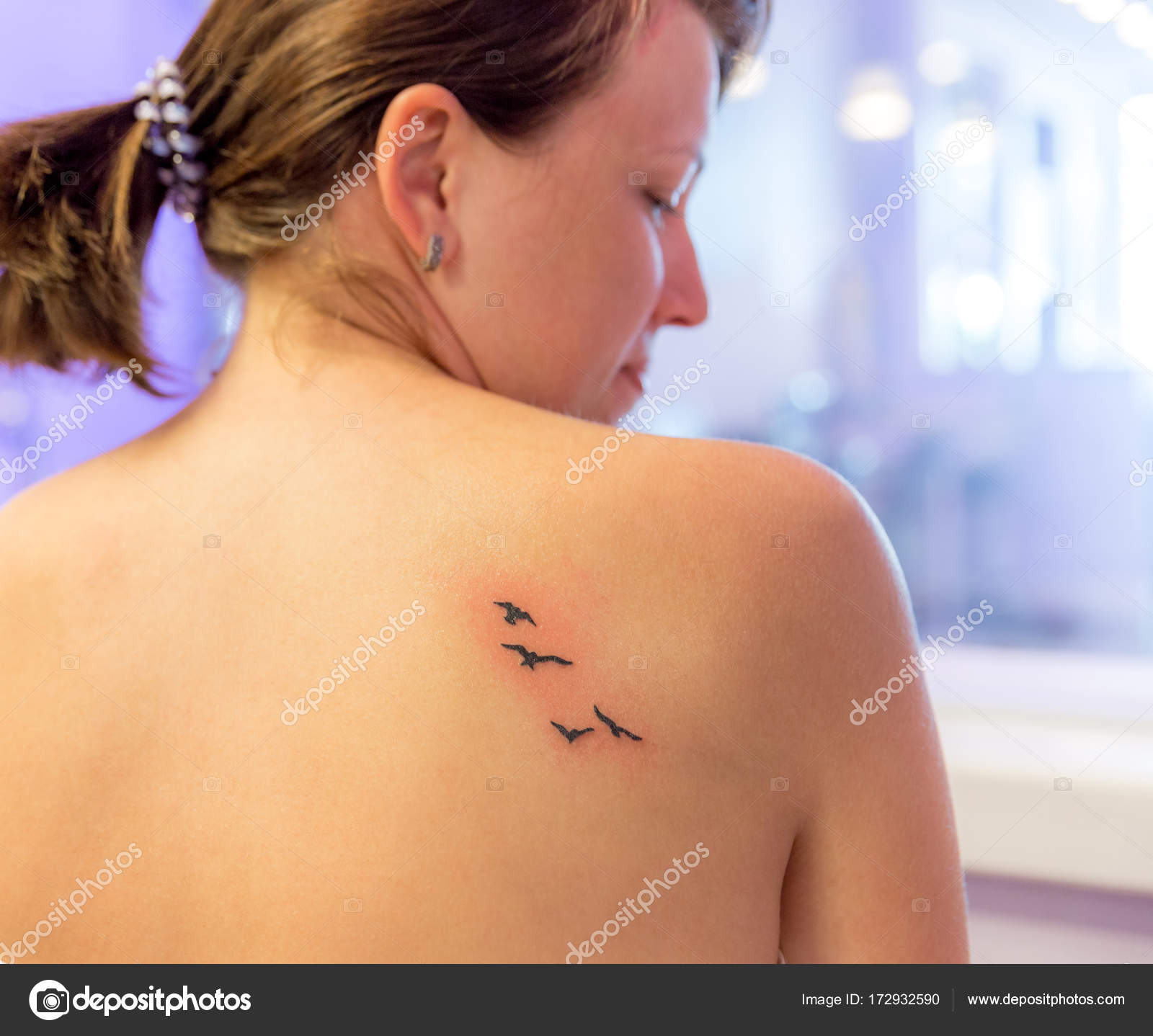 Cosmetologista removendo tatuagem com dispositivo a laser conceito de mão  feminina de apagar tatuagens como
