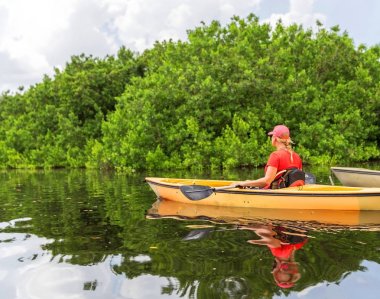 Genç kadın Everglades Ulusal Park'ta kanosu