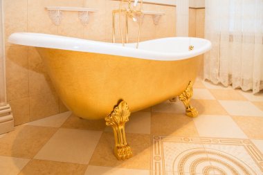 eski moda luxirious altın küvet banyo