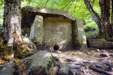 Rusya, Lagonaki ormandaki eski portal dolmen
