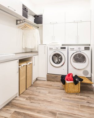 Çamaşır odası sepeti ve kirli giysiler ile