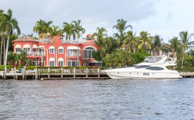 Fort Lauderdale, Amerika Birleşik Devletleri - 30 Ağustos 2014: Lüks malikanede Fort Lauderdale Fort Lauderdale'de 30 Ağustos 2014 Küçük Venedik bilinen özel bölümü