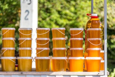 Çiftlik pazardaki bal ile birçok kavanoz