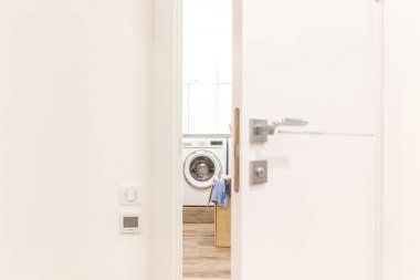 Çamaşır odası sepeti ve çamaşır makinesi için kapıdan görüntülemek