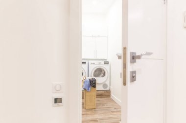 Çamaşır odası sepeti ve çamaşır makinesi için kapıdan görüntülemek