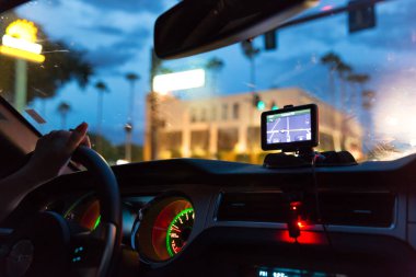 Bir arabada GPS cihazı