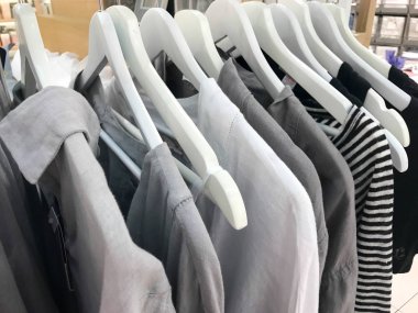 gri tonu keten giysiler bir tasarımcı giyim mağazası bir rafa asılı