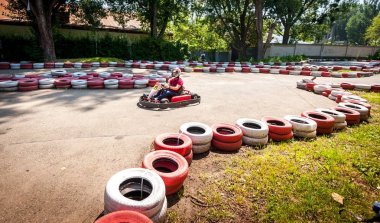 Kart hız sürücü yarış gitmek