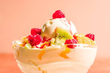 Meyve ile dondurma erime