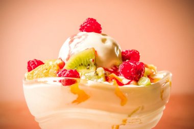 Meyve ile dondurma erime