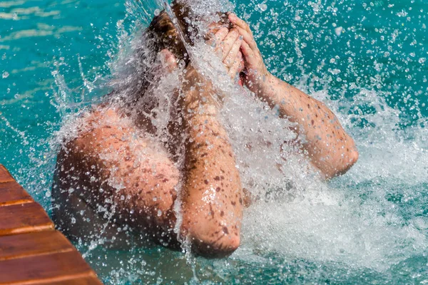 Strumień Wody Splash Głowie Człowieka Basenie — Zdjęcie stockowe