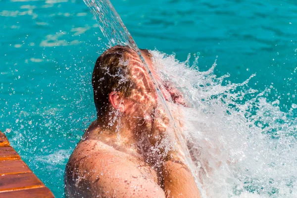 Adam Kafasına Yüzme Havuzunda Sıçrama Akışı — Stok fotoğraf