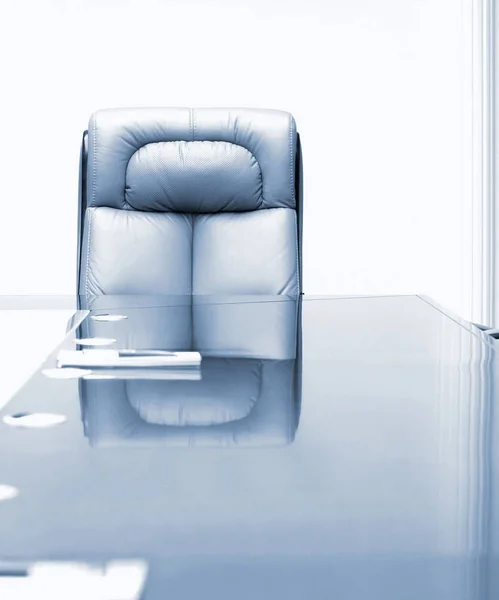 会议室里的木桌和米色真皮扶手椅 — 图库照片