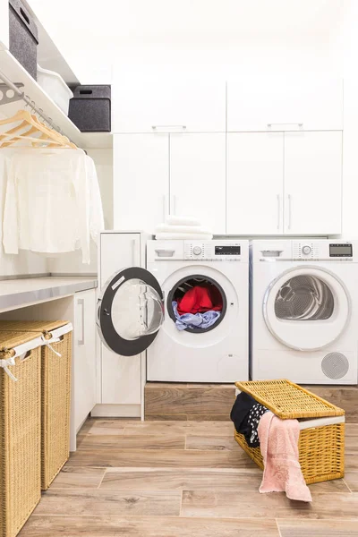 Lavandaria Com Cesta Roupas Sujas — Fotografia de Stock