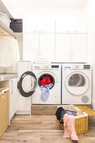 Lavadero Con Cesta Ropa Sucia — Foto de Stock