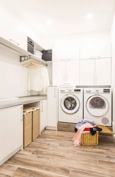 Çamaşır Odası Sepeti Kirli Giysiler Ile — Stok fotoğraf