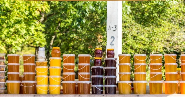 Honey Farm Piac Sok Üvegek — Stock Fotó