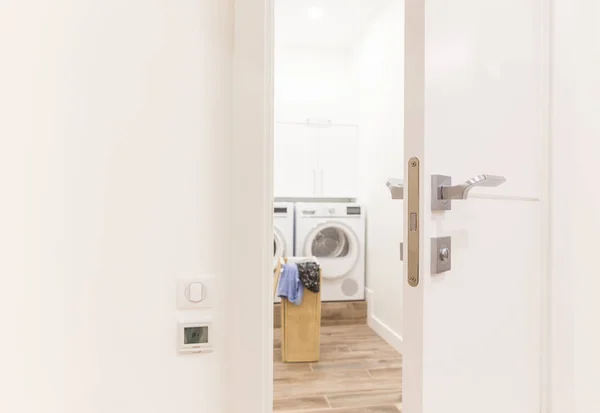 Çamaşır Odası Sepeti Çamaşır Makinesi Için Kapıdan Görüntülemek — Stok fotoğraf