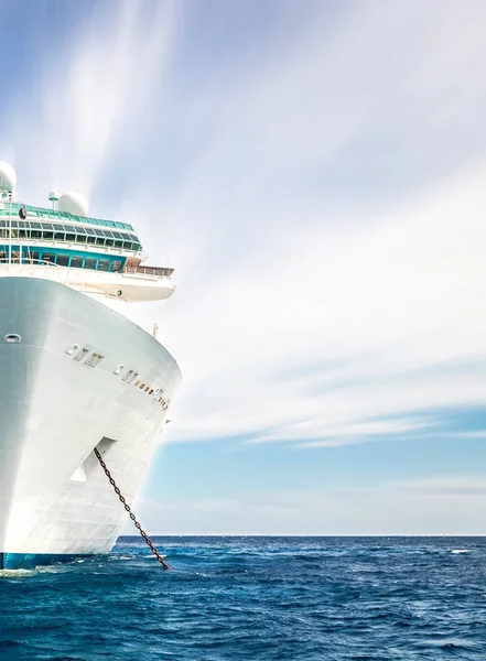 Cruiseschip Met Blauwe Lucht — Stockfoto